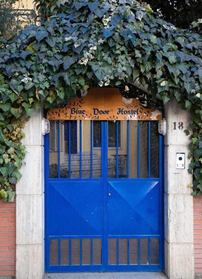 Blue Door Hostel Tirana Esterno foto