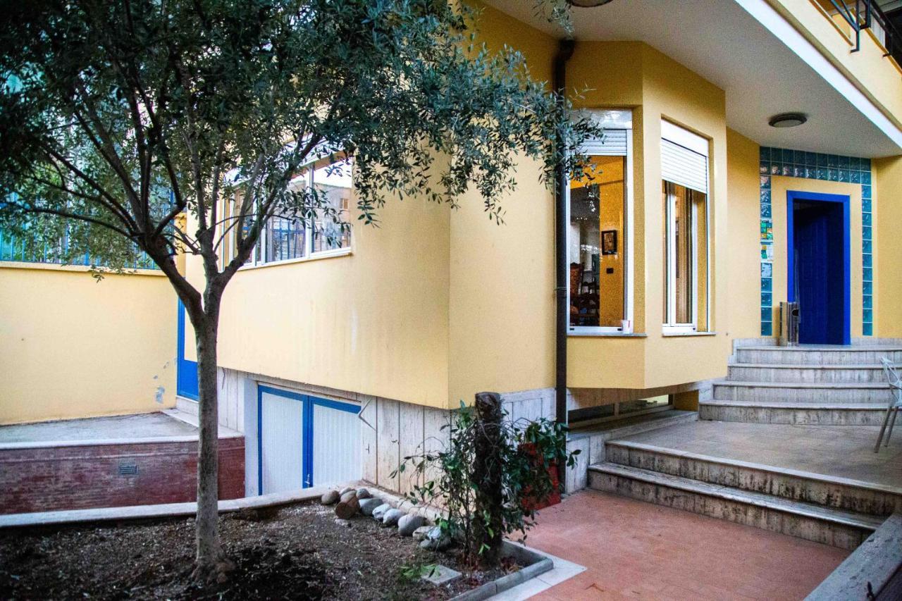 Blue Door Hostel Tirana Esterno foto