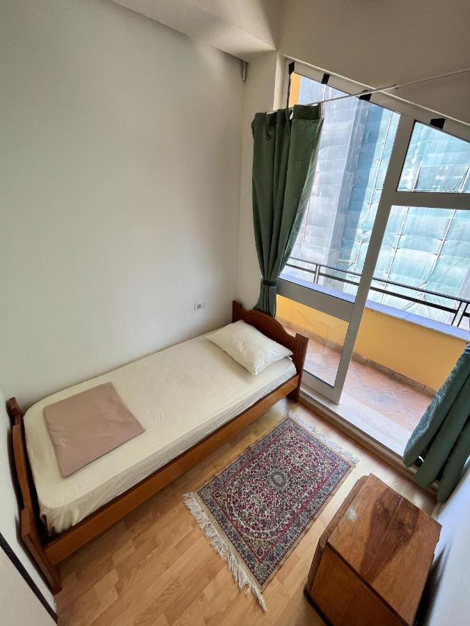 Blue Door Hostel Tirana Esterno foto