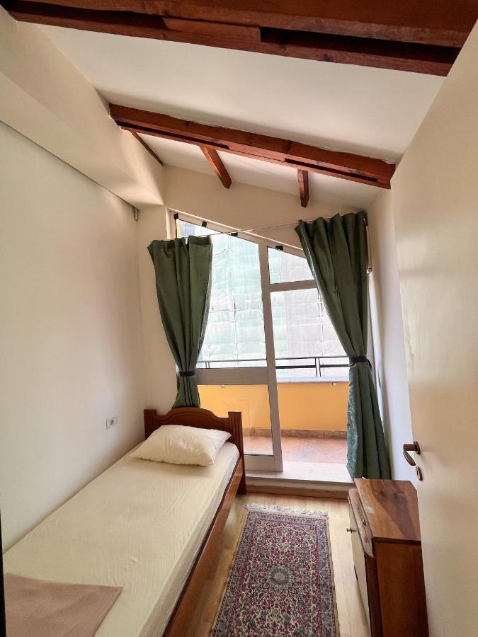 Blue Door Hostel Tirana Esterno foto