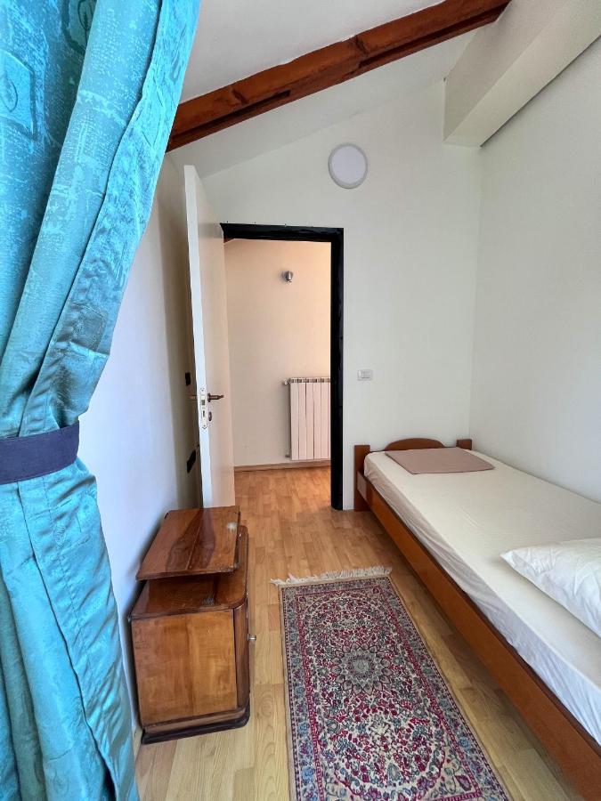 Blue Door Hostel Tirana Esterno foto