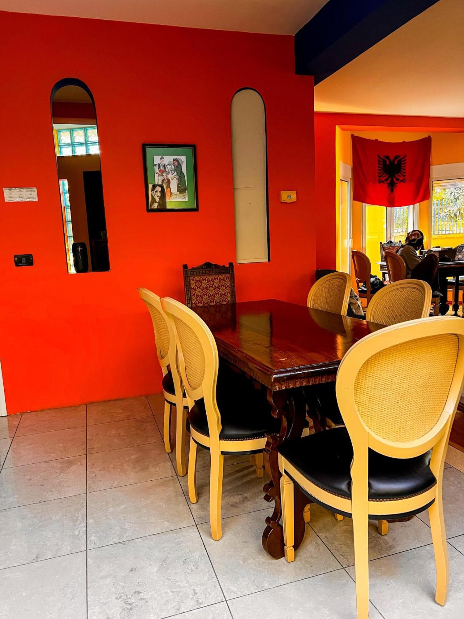 Blue Door Hostel Tirana Esterno foto