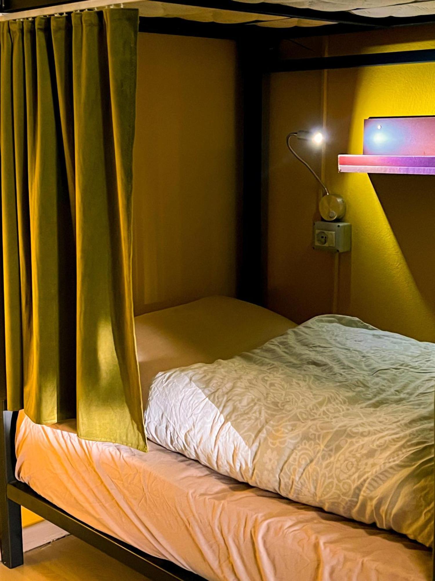 Blue Door Hostel Tirana Esterno foto