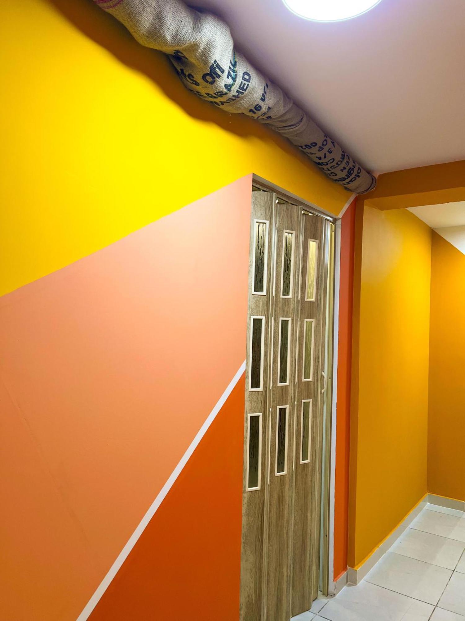 Blue Door Hostel Tirana Esterno foto