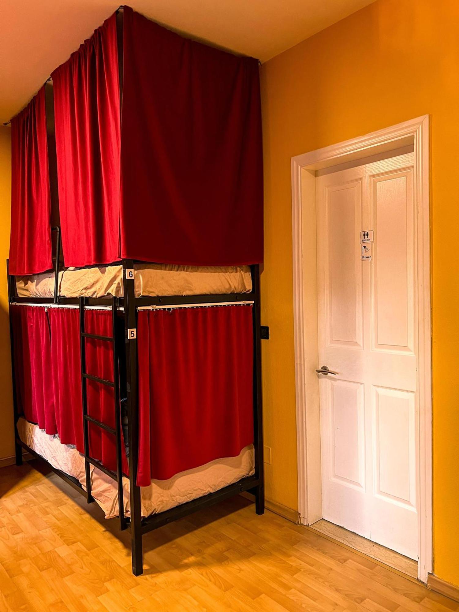 Blue Door Hostel Tirana Esterno foto