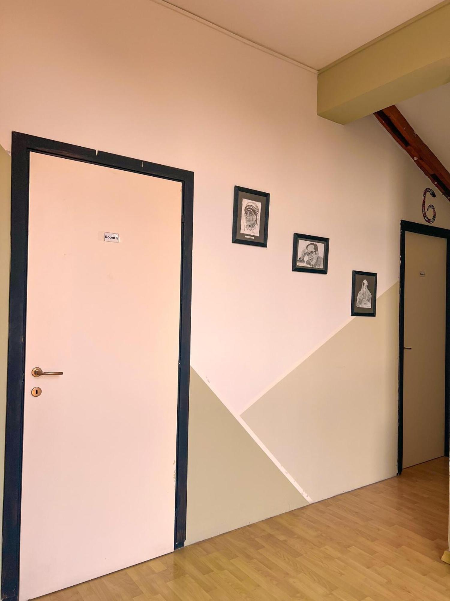 Blue Door Hostel Tirana Esterno foto