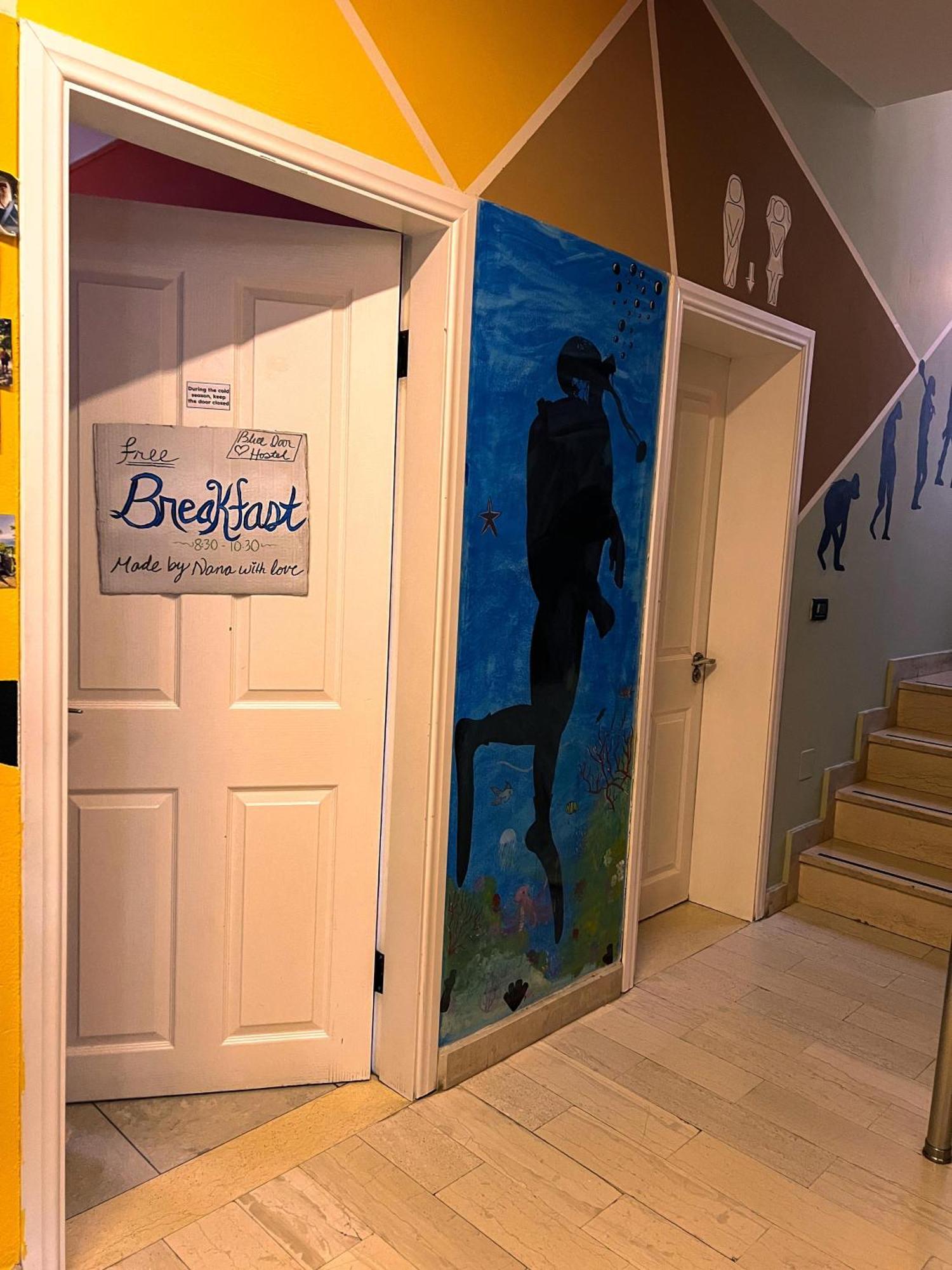 Blue Door Hostel Tirana Esterno foto