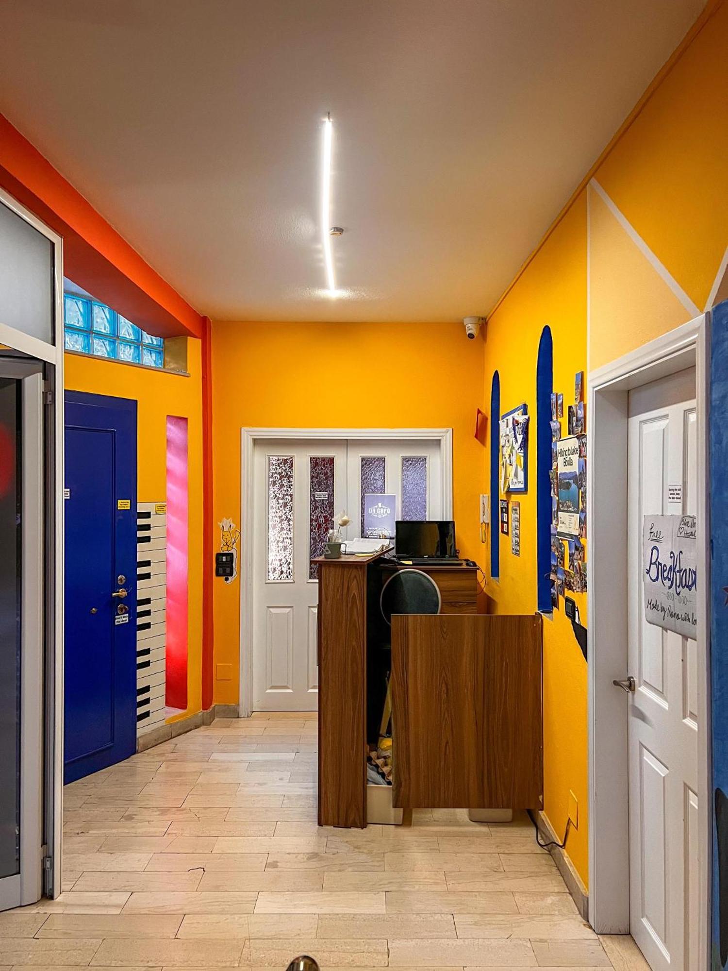 Blue Door Hostel Tirana Esterno foto
