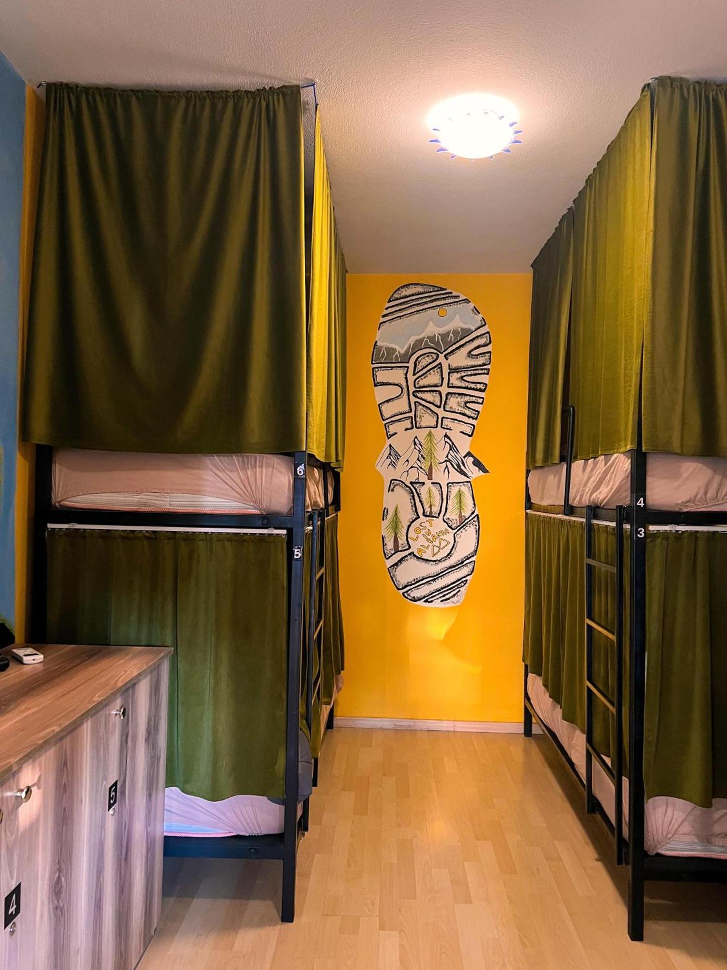 Blue Door Hostel Tirana Esterno foto