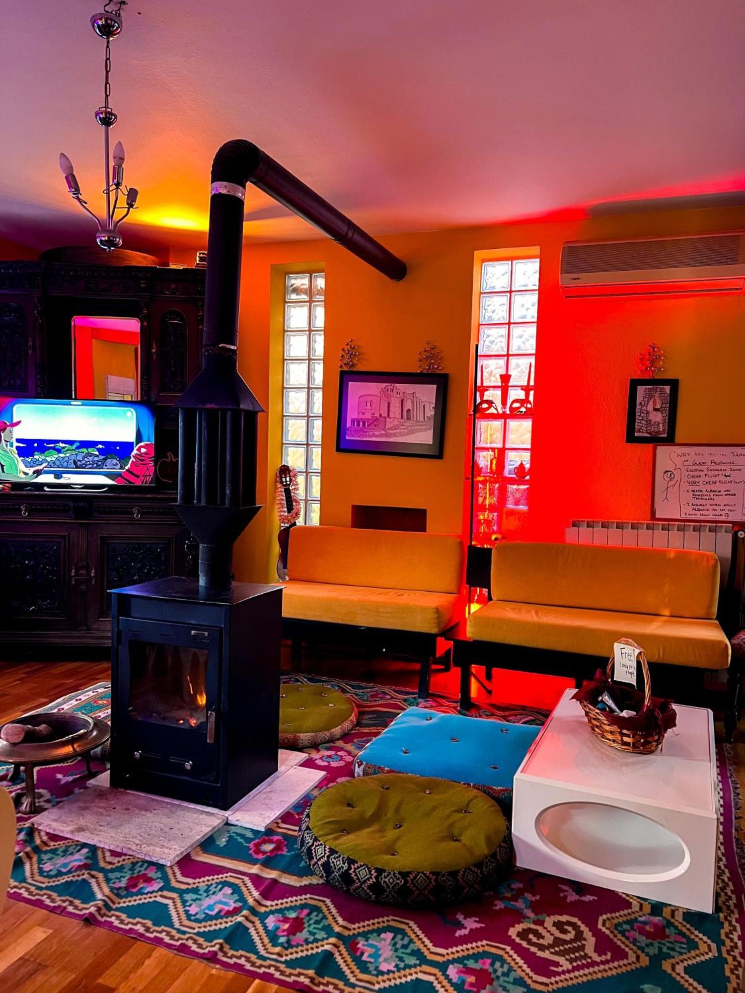 Blue Door Hostel Tirana Esterno foto