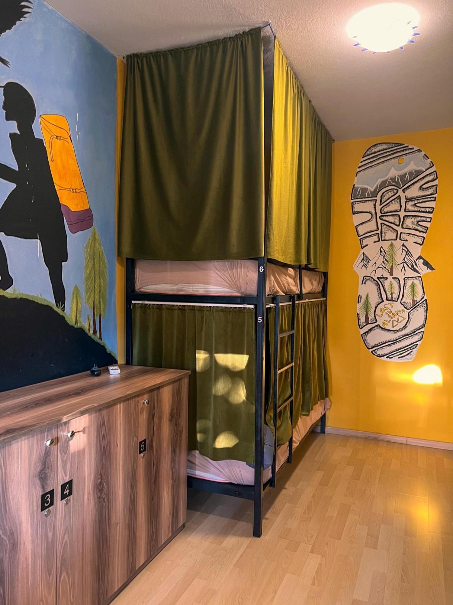 Blue Door Hostel Tirana Esterno foto