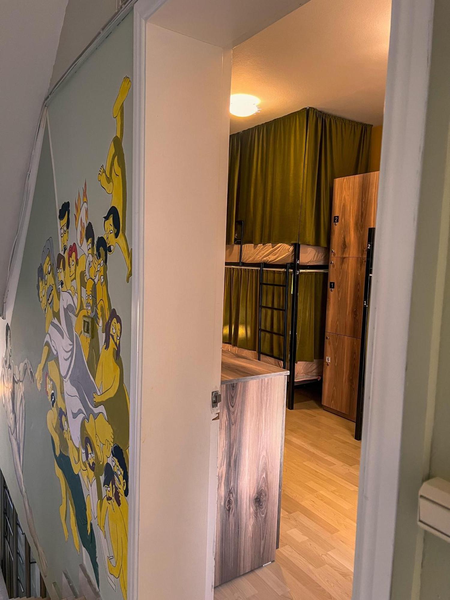 Blue Door Hostel Tirana Esterno foto